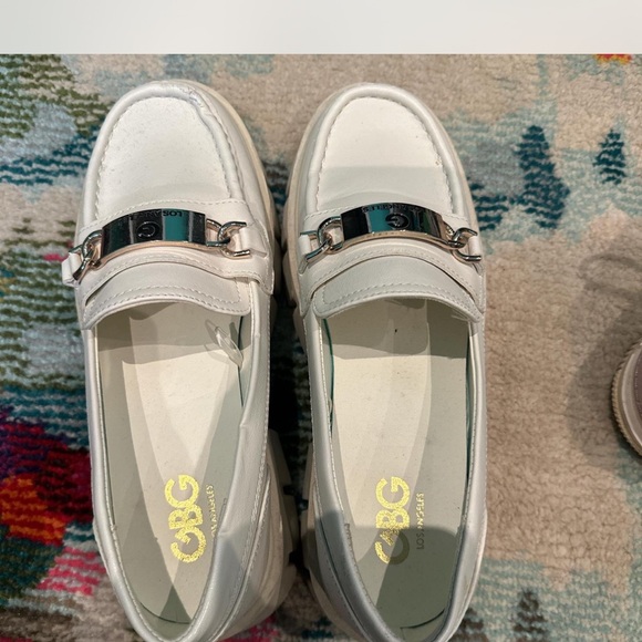 GBG Los Angeles White Loafers with Silver Accent - Picture 1 of 4
